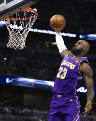 开云体育下载-詹姆斯缺战雷霆！名记：湖人四天三赛 反正上也要输还不如休息！